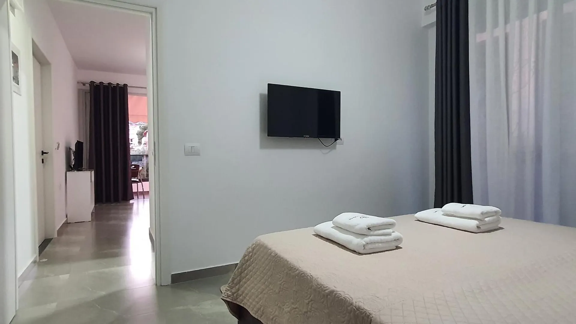 סרנדה Flore Rooms