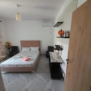 Mona's Sarandë