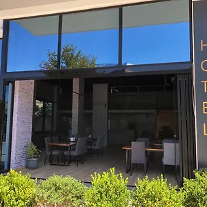 Hotell Nemesis, Sarandë