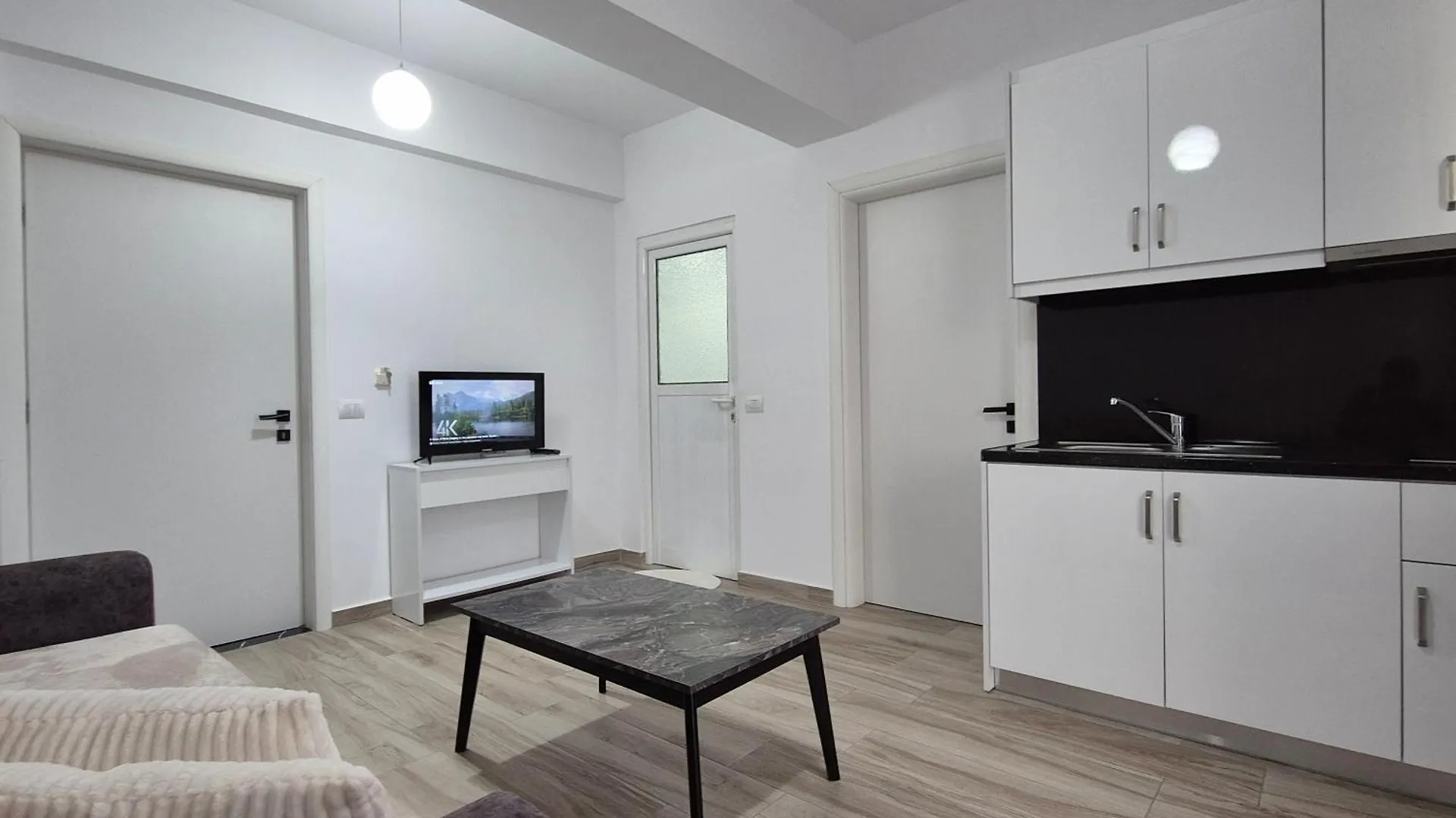 Flore Rooms Sarande 0*,  Albania